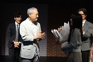 유인촌 문화체육관광부 장관이 22일 서울 강서구 남북통합문화센터에서 탈북예술인 오진하 감독 연출 공연 ‘열 번째 봄’ 을 관람한 뒤 출연진을 격려하고 있다.
