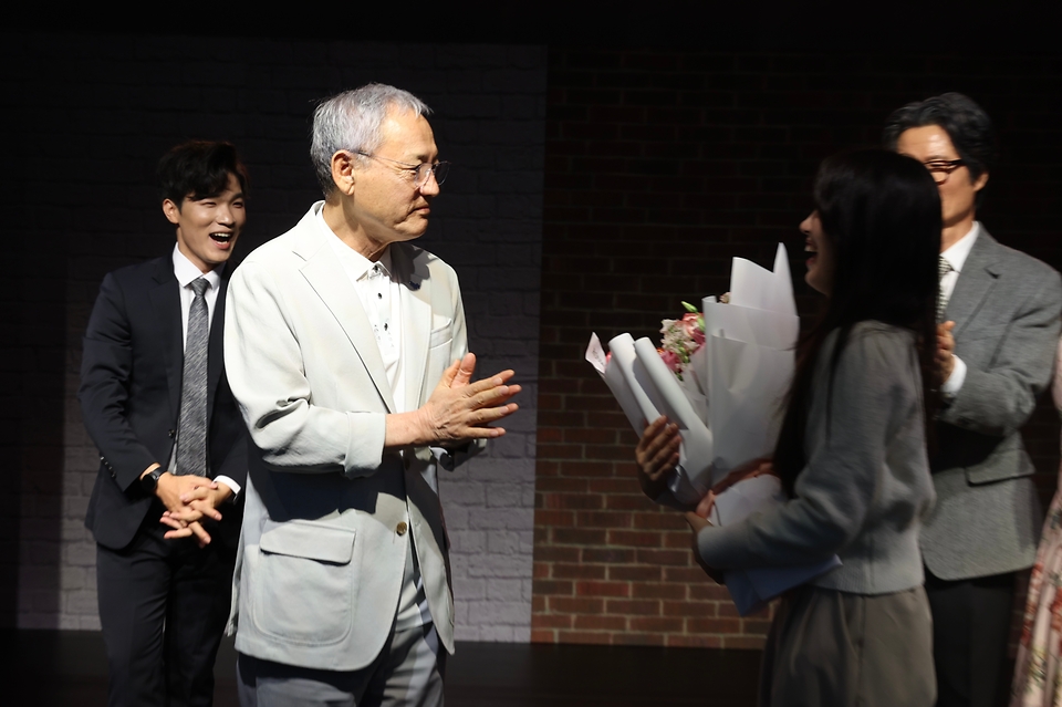 유인촌 문화체육관광부 장관이 22일 서울 강서구 남북통합문화센터에서 탈북예술인 오진하 감독 연출 공연 ‘열 번째 봄’ 을 관람한 뒤 출연진을 격려하고 있다.