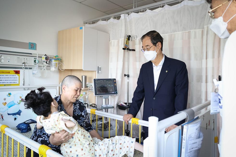 한덕수 국무총리가 21일 충청남도 천안시 단국대학교병원을 방문해 환자를 위로하고 있다. 한덕수 국무총리는 지난주 환우단체 간담회에 참석했던 김정애님의 자녀 퇴원일인 21일 단국대학교 병원을 방문했다.