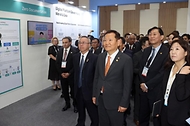 이상민 행정안전부 장관이 24일 인천 연수구 송도컨벤시아에서 열린 ‘2024 유엔 공공행정포럼’에서 국외 장·차관급 대표단들과 주요 홍보 전시장을 관람하고 있다.