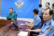 이상민 행정안전부 장관이 24일 인천 연수구 해양경찰청 종합상황실에서 경기 화성시 공장 화재와 관련해 중앙재난안전대책본부 영상 회의를 주재하고 있다.