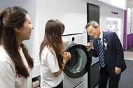 이종호 과학기술정보통신부 장관이 19일 서울 마포구 에스플렉스센터에서 열린 ‘제37회 정보문화의 달 기념식’에서 LG전자 부스를 둘러보고 있다.