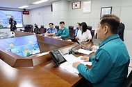 이상민 행정안전부 장관이 24일 인천 연수구 해양경찰청 종합상황실에서 경기 화성시 공장 화재와 관련해 중앙재난안전대책본부 영상 회의를 주재하고 있다.