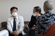 한덕수 국무총리가 21일 충청남도 천안시 단국대학교병원을 방문해 희귀성질환 환자와 가족의 애로 및 건의사항을 청취하고 있다.