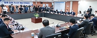 안덕근 산업통상자원부 장관이 21일 서울 종로구 석탄회관에서 열린 ‘동해 심해 가스전 개발 전략회의’에 참석해 가스전 개발과 관련한 정부 입장을 설명하고 있다. 