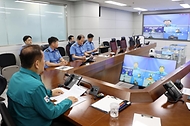 이상민 행정안전부 장관이 24일 인천 연수구 해양경찰청 종합상황실에서 경기 화성시 공장 화재와 관련해 중앙재난안전대책본부 영상 회의를 주재하고 있다.