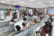 17일 문화체육관광부와 해양수산부가 발표한  ‘크루즈관광 활성화 방안’에 따르면 정부는 7대 기항지별 특색을 담은 테마 브랜드를 구축해 2027년까지 방한 크루즈 관광객 연 100만명을 유치할 계획이다. 사진은 17일 부산 동구 부산항국제여객 제2터미널 모습.