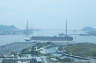  17일 부산 동구 부산항국제여객 제2터미널 부두에 다이아몬드 프린세스호가 정박하고 있다.