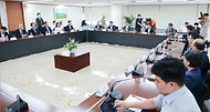 안덕근 산업통상자원부 장관이 21일 서울 종로구 석탄회관에서 열린 ‘동해 심해 가스전 개발 전략회의’에 참석해 가스전 개발과 관련한 정부 입장을 설명하고 있다. 