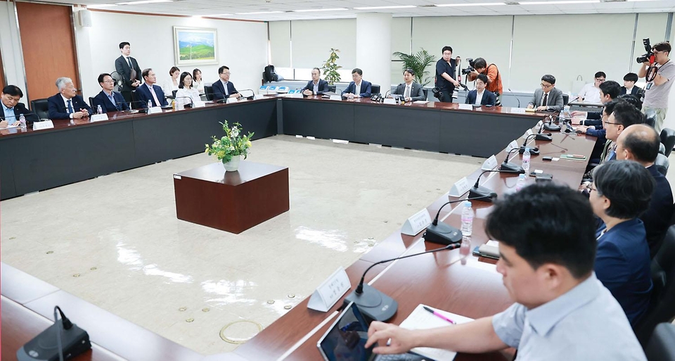 안덕근 산업통상자원부 장관이 21일 서울 종로구 석탄회관에서 열린 ‘동해 심해 가스전 개발 전략회의’에 참석해 가스전 개발과 관련한 정부 입장을 설명하고 있다. 