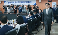 안덕근 산업통상자원부 장관이 21일 서울 종로구 석탄회관에서 열린 ‘동해 심해 가스전 개발 전략회의’에 입장하고 있다.