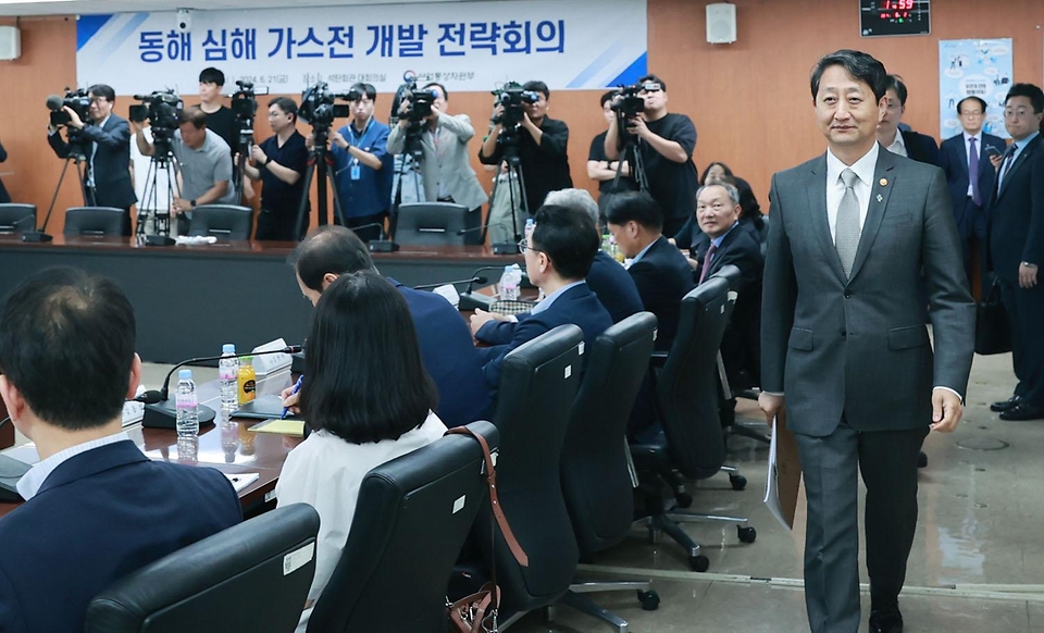 안덕근 산업통상자원부 장관이 21일 서울 종로구 석탄회관에서 열린 ‘동해 심해 가스전 개발 전략회의’에 입장하고 있다.