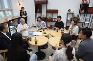 유인촌 문화체육관광부 장관과 문승현 통일부 차관이 22일 서울 강서구 남북통합문화센터에서 탈북예술인 오진하 감독 연출 공연 ‘열 번째 봄’ 을 관람한 뒤 탈북예술인을 면담하고 있다.