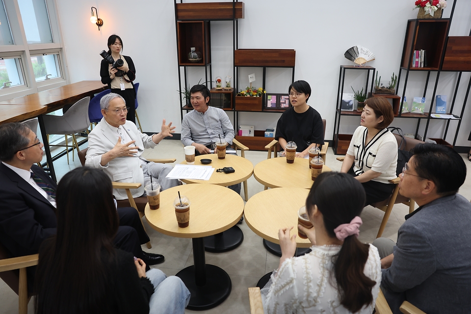 유인촌 문화체육관광부 장관과 문승현 통일부 차관이 22일 서울 강서구 남북통합문화센터에서 탈북예술인 오진하 감독 연출 공연 ‘열 번째 봄’ 을 관람한 뒤 탈북예술인을 면담하고 있다.