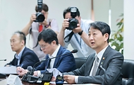 안덕근 산업통상자원부 장관이 21일 서울 종로구 석탄회관에서 열린 ‘동해 심해 가스전 개발 전략회의’에 참석해 가스전 개발과 관련한 정부 입장을 설명하고 있다. 