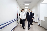 한덕수 국무총리가 21일 충청남도 천안시 단국대학교병원을 방문해 이동하고 있다.