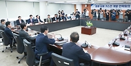 안덕근 산업통상자원부 장관이 21일 서울 종로구 석탄회관에서 열린 ‘동해 심해 가스전 개발 전략회의’에 참석해 가스전 개발과 관련한 정부 입장을 설명하고 있다. 
