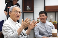 유인촌 문화체육관광부 장관이 22일 서울 강서구 남북통합문화센터에서 탈북예술인 오진하 감독 연출 공연 ‘열 번째 봄’ 을 관람한 뒤 탈북예술인을 면담하고 있다.