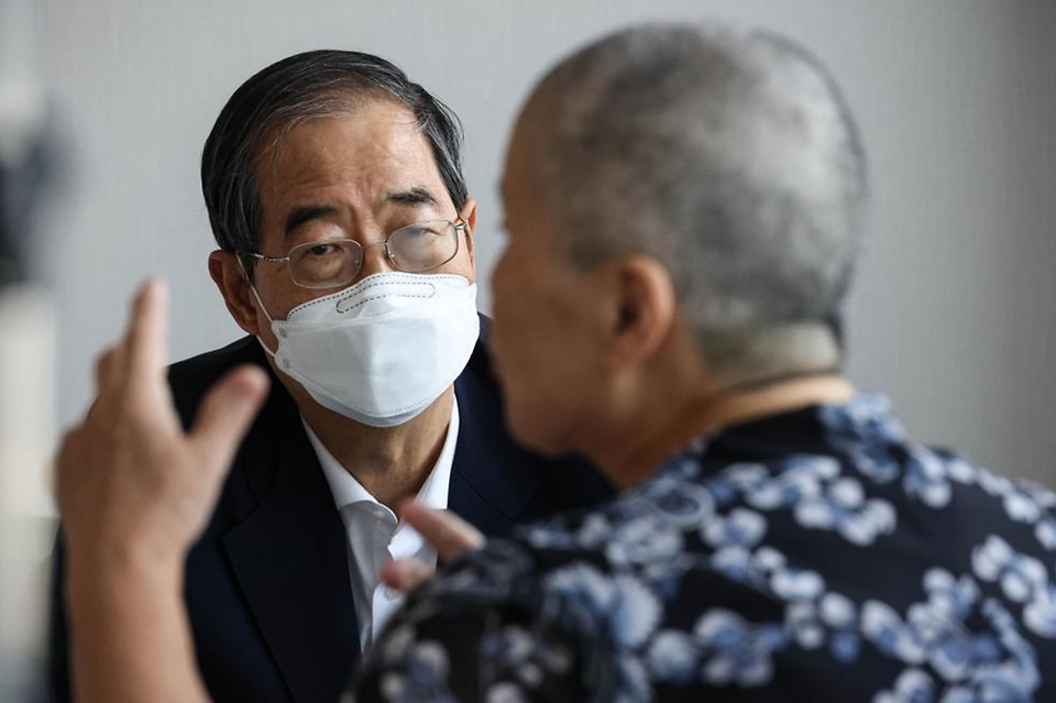 한덕수 국무총리가 21일 충청남도 천안시 단국대학교병원을 방문해 희귀성질환 환자와 가족의 애로 및 건의사항을 청취하고 있다.