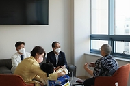 한덕수 국무총리가 21일 충청남도 천안시 단국대학교병원을 방문해 환자와 의료진을 격려하고 있다.