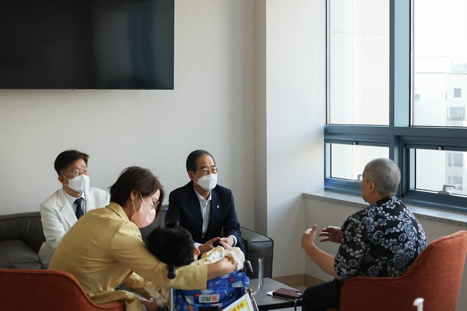 한덕수 국무총리가 21일 충청남도 천안시 단국대학교병원을 방문해 환자와 의료진을 격려하고 있다.