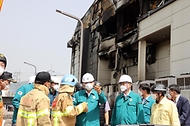 이상민 행정안전부 장관이 24일 경기 화성시 서신면 소재 일차전지 제조 업체 공장 화재 현장을 찾아 화재진압 상황 등을 점검하고 있다.