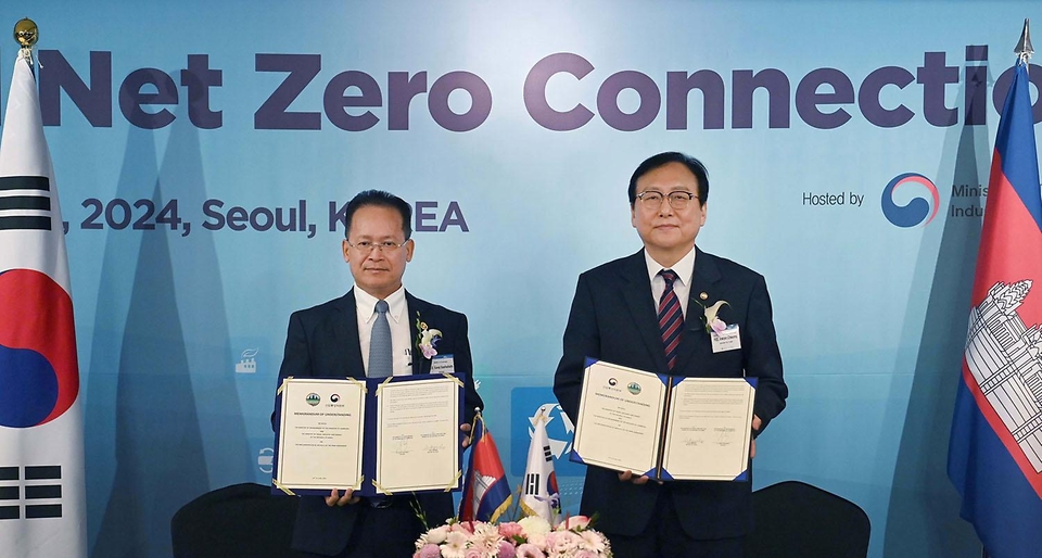 정인교 산업통상자원부 통상교섭본부장이 24일 서울 중구 롯데호텔 사파이어볼룸에서 열린 ‘2024 글로벌 넷제로 커넥션’에서 이응 소펄라엣(Eang Sophalleth) 캄보디아 환경부 장관과 양국 부처간 파리협정 제 6조 이행에 관한 양해각서에 서명 후 기념 촬영을 하고 있다.