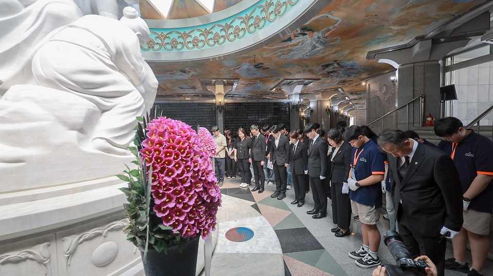 강정애 국가보훈부 장관이 20일 서울시 동작구 국립서울현충원에서 나라사랑 리더십새싹 캠프 참가 학생들, 국가보훈부 2030 자문단과 함께 현충탑 참배 후 위패봉안소를 둘러보고 있다.