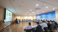 강정애 국가보훈부 장관이 20일 오전 서울시 동작구 국립서울현충원에서 열린 국가보훈부 2030 자문단 제5차 회의에 참석해 2030 자문단과 자유토론을 하고있다.