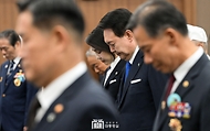 윤석열 대통령과 김건희 여사가 25일 대구 북구 엑스코에서 열린 ‘6·25 참전영웅 초청 위로연’에 참석해 묵념을 하고 있다. 