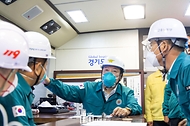 윤석열 대통령이 24일 경기도 화성시 서신면 소재 리튬전지 제조 공장 화재 현장을 찾아 경기도긴급구조통제단 차량에서 관계자로부터 상황 보고를 받고 있다.