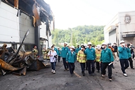 한덕수 국무총리가 24일 경기도 화성시 서신면 소재 리튬전지 제조 공장 화재 현장을 방문해 관계자로부터 사고 현황과 수습계획을 보고받고 있다.