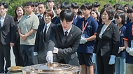 강정애 국가보훈부 장관이 20일 서울시 동작구 국립서울현충원에서 나라사랑 리더십새싹 캠프 참가 학생들, 국가보훈부 2030 자문단과 함께 현충탑을 참배하고 있다.