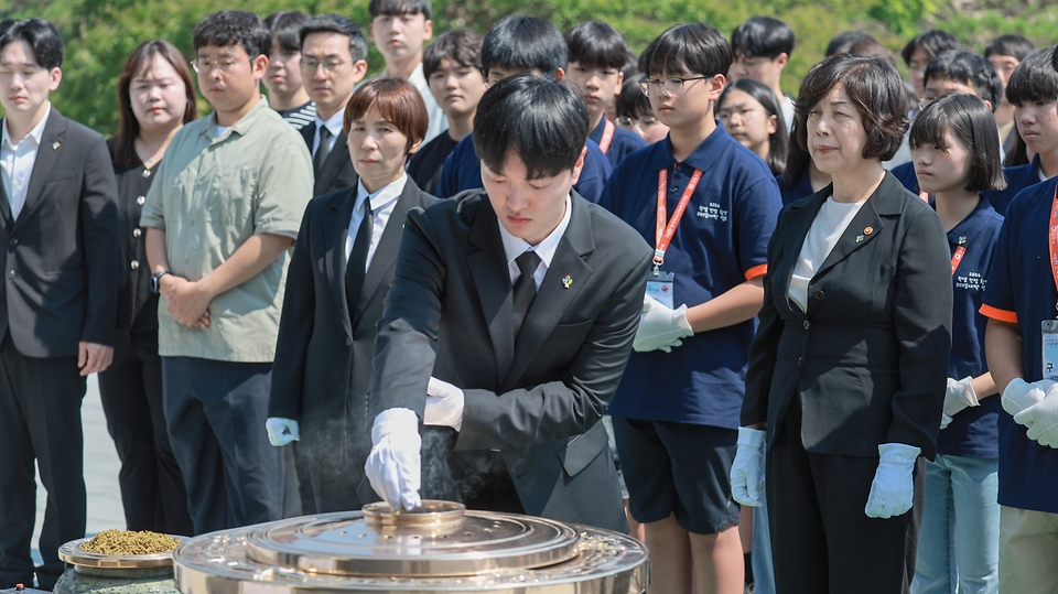 강정애 국가보훈부 장관이 20일 서울시 동작구 국립서울현충원에서 나라사랑 리더십새싹 캠프 참가 학생들, 국가보훈부 2030 자문단과 함께 현충탑을 참배하고 있다.