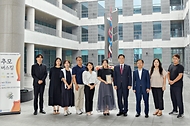 이희완 국가보훈부 차관이 22일 오후 국립대전현충원에서 열린 대전문화예술지킴이 사회적협동조합의 추모 버스킹 공연을 관람한 뒤 조용미 이사장에게 감사패를 전수하고 기념촬영을 하고 있다.