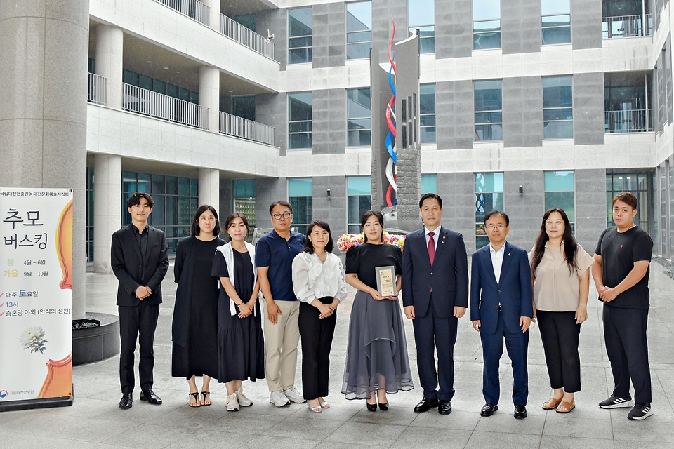 이희완 국가보훈부 차관이 22일 오후 국립대전현충원에서 열린 대전문화예술지킴이 사회적협동조합의 추모 버스킹 공연을 관람한 뒤 조용미 이사장에게 감사패를 전수하고 기념촬영을 하고 있다.