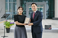 이희완 국가보훈부 차관이 22일 오후 국립대전현충원에서 열린 대전문화예술지킴이 사회적협동조합의 추모 버스킹 공연을 관람한 뒤 조용미 이사장에게 감사패를 전수하고 기념촬영을 하고 있다.