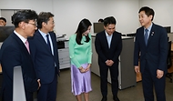 김주현 금융위원장이 25일 오후 서울 종로구 정부서울청사에서 디지털금융정책관 정규화 및 가상자산과 신설 기념 현판식을 마치고 가상자산과를 방문해 직원들과 인사하고 있다.