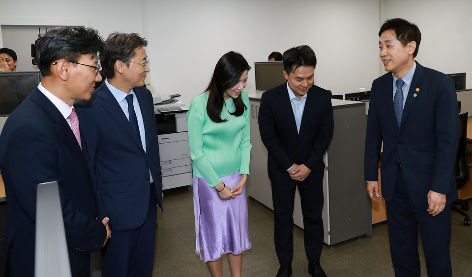 김주현 금융위원장이 25일 오후 서울 종로구 정부서울청사에서 디지털금융정책관 정규화 및 가상자산과 신설 기념 현판식을 마치고 가상자산과를 방문해 직원들과 인사하고 있다.