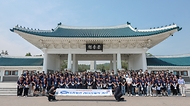 강정애 국가보훈부 장관이 20일 서울시 동작구 국립서울현충원에서 나라사랑 리더십새싹 캠프 참가 학생들, 국가보훈부 2030 자문단과 함께 현충탑 참배 후 기념촬영을 하고 있다.