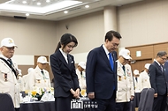 윤석열 대통령과 김건희 여사가 25일 대구 북구 엑스코에서 열린 ‘6·25 참전영웅 초청 위로연’에 참석해 묵념을 하고 있다. 