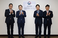 김주현 금융위원장이 25일 오후 서울 종로구 정부서울청사에서 디지털금융정책관 정규화 및 가상자산과 신설을 기념하는 현판식을 하고 있다.