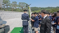 강정애 국가보훈부 장관이 20일 서울시 동작구 국립서울현충원에서 나라사랑 리더십새싹 캠프 참가 학생들, 국가보훈부 2030 자문단과 함께 현충탑을 참배하고 있다.