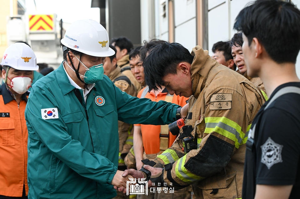 윤석열 대통령이 24일 경기도 화성시 서신면 소재 리튬전지 제조 공장 화재 현장을 찾아 소방관들을 격려하고 있다.
