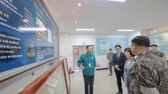 강정애 국가보훈부 장관이 대한민국 영토수호에 헌신하는 국군장병들에게 위로와 감사의 뜻을 전하기 위해 19일 오전 전남 장성군에 위치한 육군포병학교를 방문하여 양태봉 육군포병학교장(소장) 및 장병들과 함께 부대내 전시관을 둘러보고 있다.