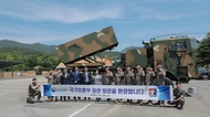 강정애 국가보훈부 장관이 대한민국 영토수호에 헌신하는 국군장병들에게 위로와 감사의 뜻을 전하기 위해 19일 오전 전남 장성군에 위치한 육군포병학교를 방문하여 장병들과 함께 기념촬영을 하고 있다.