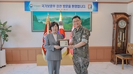 강정애 국가보훈부 장관이 대한민국 영토수호에 헌신하는 국군장병들에게 위로와 감사의 뜻을 전하기 위해 19일 오전 전남 장성군에 위치한 육군포병학교를 방문하여 양태봉 육군포병학교장(소장)에게 이달의 6.25전쟁영웅 선정패를 전달하고 있다.