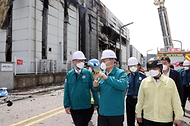 이상민 행정안전부 장관이 24일 경기 화성시 서신면 소재 일차전지 제조 업체 공장 화재 현장을 찾아 화재진압 상황 등을 점검하고 있다.