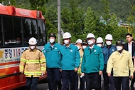 한덕수 국무총리가 24일 경기도 화성시 서신면 소재 리튬전지 제조 공장 화재 현장을 방문해 관계자로부터 사고 현황과 수습계획을 보고받고 있다.