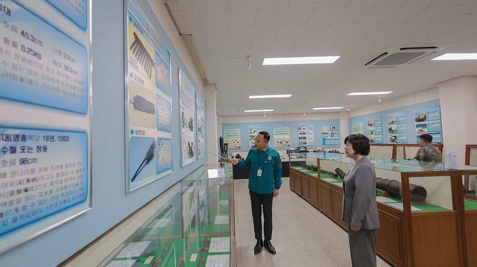 강정애 국가보훈부 장관이 대한민국 영토수호에 헌신하는 국군장병들에게 위로와 감사의 뜻을 전하기 위해 19일 오전 전남 장성군에 위치한 육군포병학교를 방문하여 양태봉 육군포병학교장(소장) 및 장병들과 함께 부대내 전시관을 둘러보고 있다.